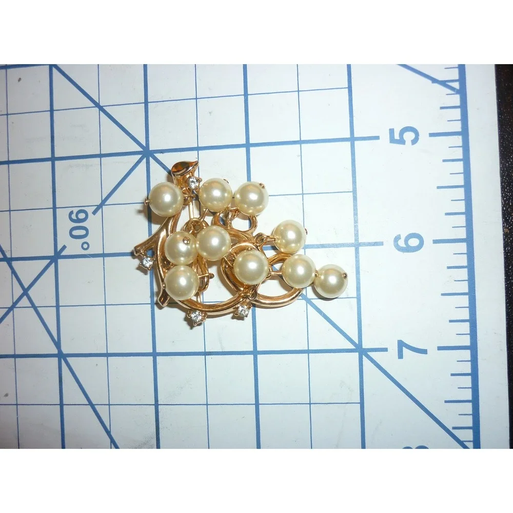 Crown Trifari Gold Tone Faux Pearl Rhinestone‎ Grape Cluster Brooch Pin